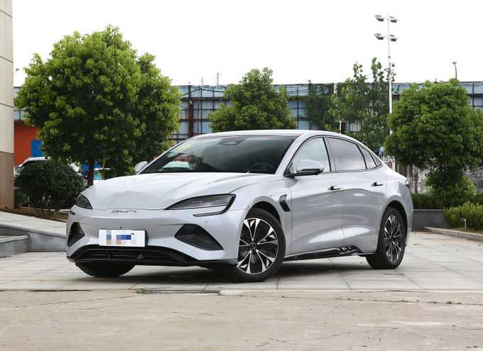 BYD Plug In Hybrid 5 Seater Sedan Kendaraan Mobil Hitam Putih 1