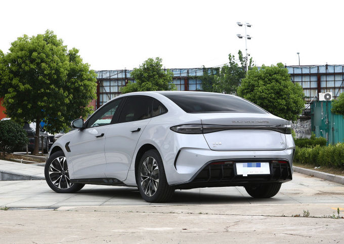 BYD Plug In Hybrid 5 Seater Sedan Kendaraan Mobil Hitam Putih 5