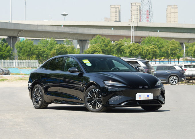 BYD Plug In Hybrid 5 Seater Sedan Kendaraan Mobil Hitam Putih 0