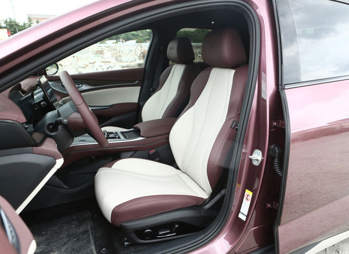 BYD Plug In Hybrid 5 Seater Sedan Kendaraan Mobil Hitam Putih 9