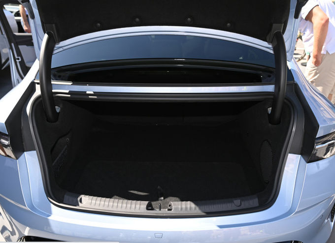 BYD Plug In Hybrid 5 Seater Sedan Kendaraan Mobil Hitam Putih 10