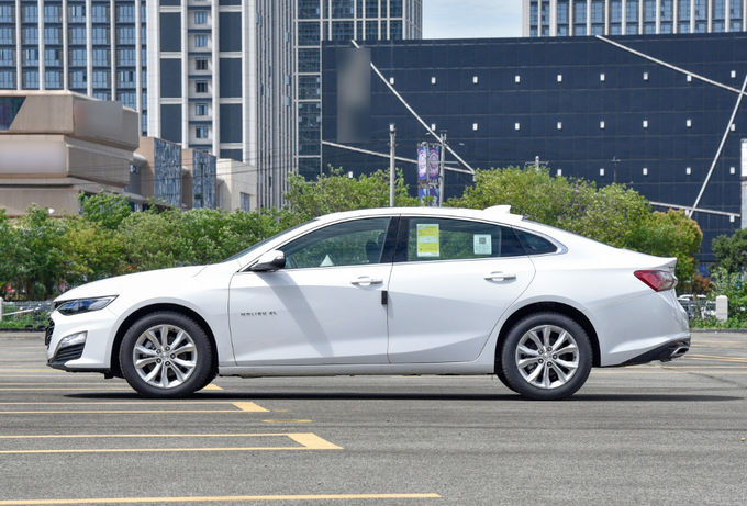 Gasoline Chevrolet Malibu Sedan Mobil 5 kursi dua roda 4 × 2 2