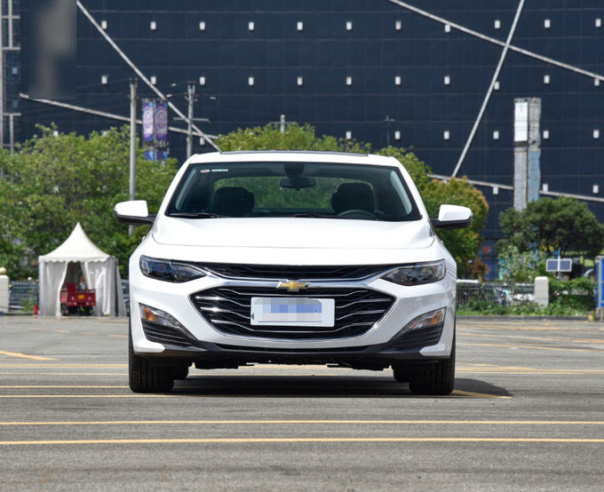 Gasoline Chevrolet Malibu Sedan Mobil 5 kursi dua roda 4 × 2 1