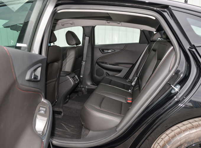 Gasoline Chevrolet Malibu Sedan Mobil 5 kursi dua roda 4 × 2 6