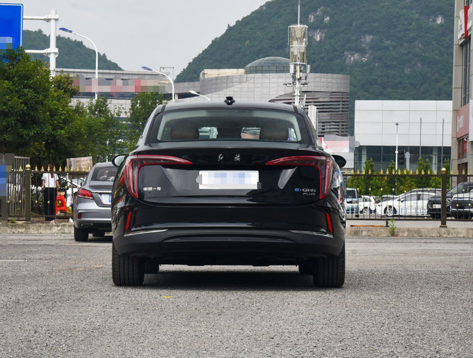 Hongqi Electric EV Car 140Kw 5 Seat Electric Car Front Wheel Drive Hitam 3