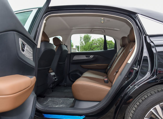 Hongqi Electric EV Car 140Kw 5 Seat Electric Car Front Wheel Drive Hitam 8