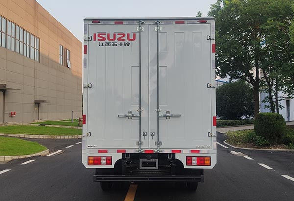 93KW 126HP Truk Terisolasi Isuzu Kargo Terisolasi Tipper Putih 1