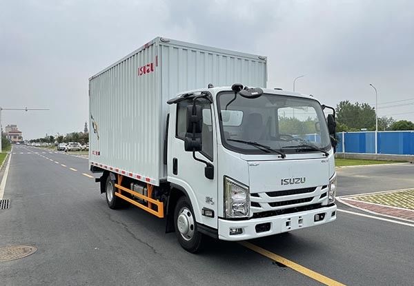 White Isuzu Terisolasi Truk 126HP 152HP Isuzu Box Vans Pengiriman Truk 0