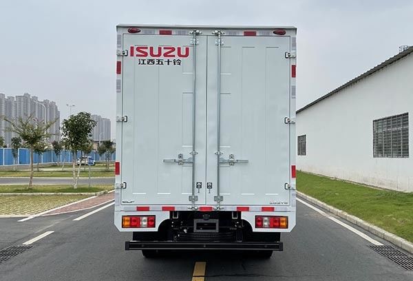 White Isuzu Terisolasi Truk 126HP 152HP Isuzu Box Vans Pengiriman Truk 1