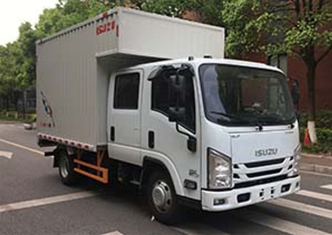 5 Seater Terisolasi Truk 126hp Isuzu Pengiriman Van Transmisi manual Kabin tinggi 0