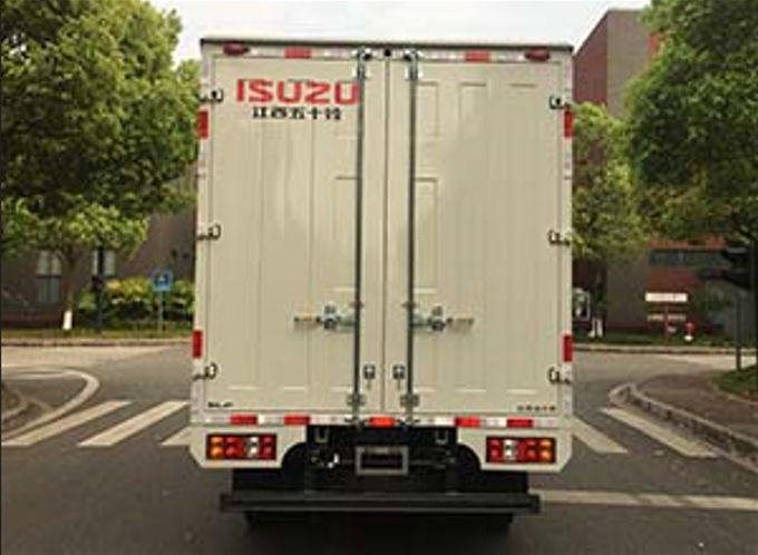 5 Seater Terisolasi Truk 126hp Isuzu Pengiriman Van Transmisi manual Kabin tinggi 1